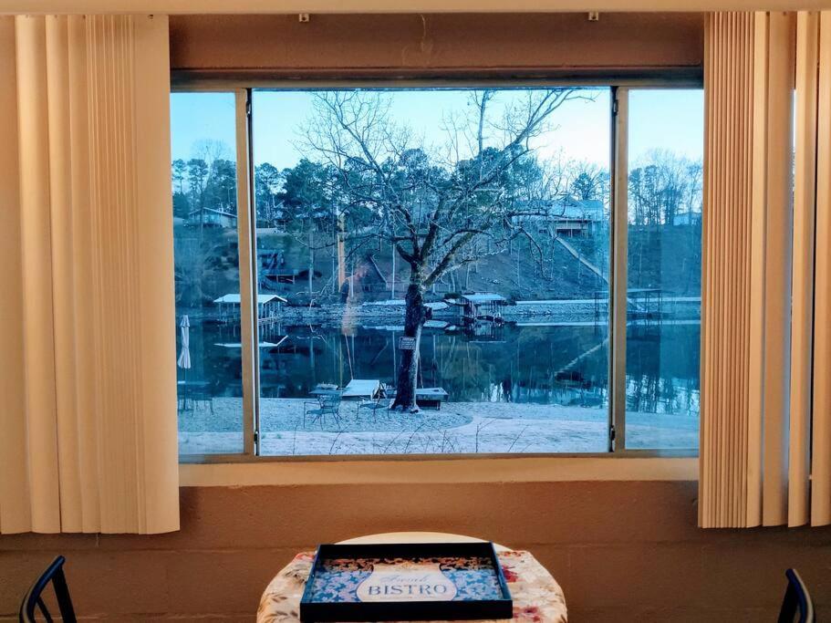 הוט ספרינגס #02 - Unique Lakeside Studio Cottage- Pet Friendly מראה חיצוני תמונה